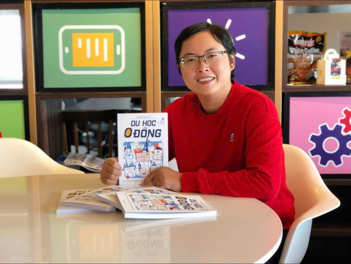 Hoài Trần, CEO Nguồn Học Bổng, cùng sách Du học 0 đồng